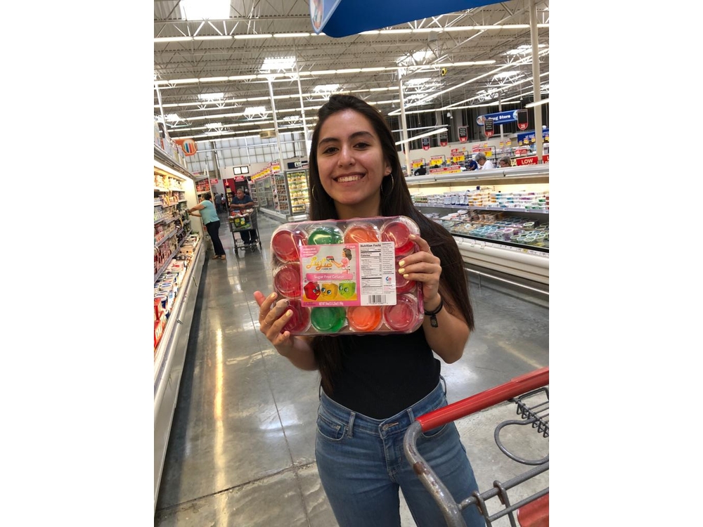 Aranza Obscura comprando Lulu’s en HEB Laredo, Texa - Ahijada